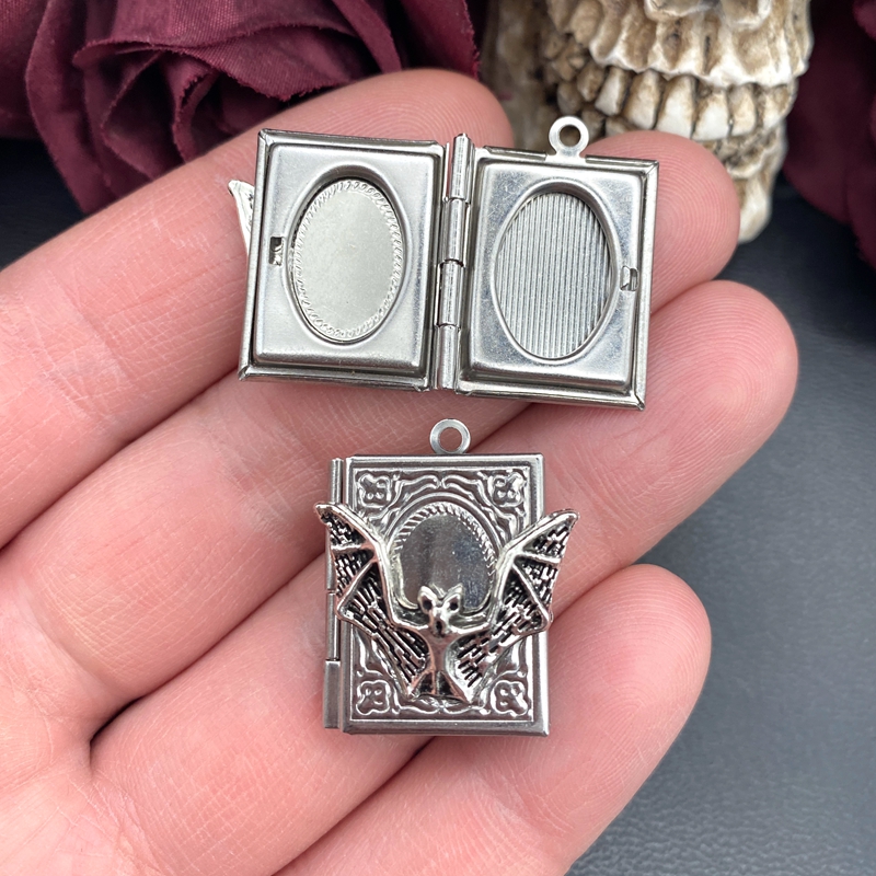 2pcs 27*22mm Bat Book Locket C - Jewelry Making Guide Book recension och pris