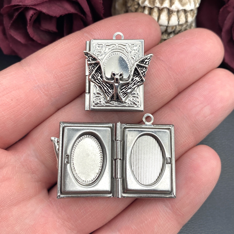 2pcs 27*22mm Bat Book Locket C - Jewelry Making Guide Book recension och pris